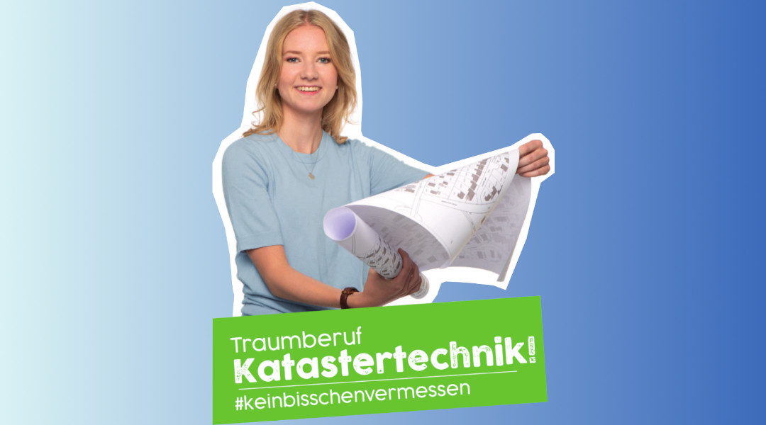 junge blonde Frau, die einen Plan in der Hand hält, unter Ihr steht der Satz 