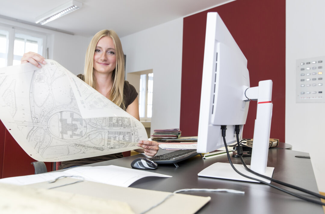 Eine Person an einem Arbeitsplatz am ADBV